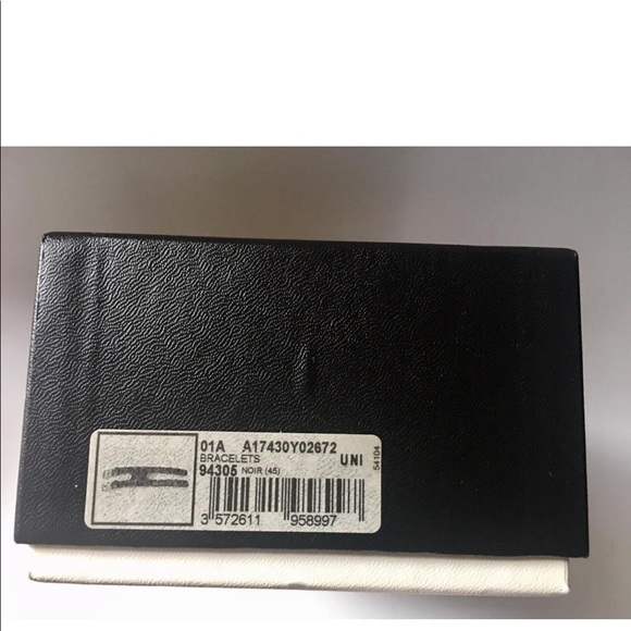 ❗️ SOLD ❗️ Chanel COCO Leather Cuff Bracelet - New Cond. w/original box - Rare! - Picture 8 of 12